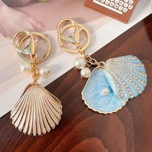 Elegant shell keychain set with rhinestones and pearls for bags in pink and blue colors