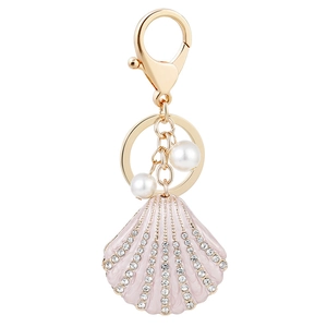 Sparkling pink shell keychain with pearls and crystals in high-quality gold plating