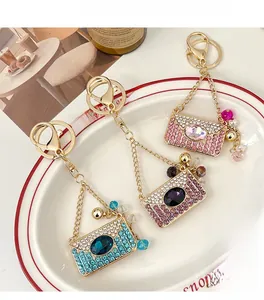 Détails macro de porte-clés en cristal en forme d'enveloppe, tons rose, violet et bleu