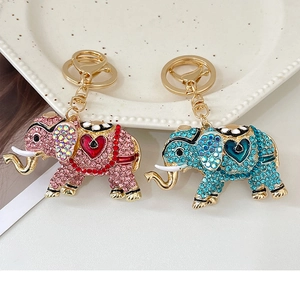 Detailansicht der rosafarbenen und blauen Elefanten Schlüsselanhänger mit Glitzersteinen