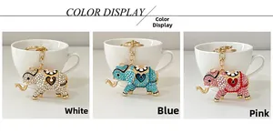 Detailansicht der Strass-Elefanten-Schlüsselanhänger in Weiß, Blau und Rosa Varianten