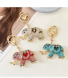 Detailansicht von drei luxuriösen Strass-Elefanten-Schlüsselanhängern in Pink, Blau, Gold