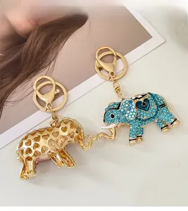 Detailansicht der goldfarbenen und blauen Strass-Elefanten-Schlüsselanhänger mit Herz