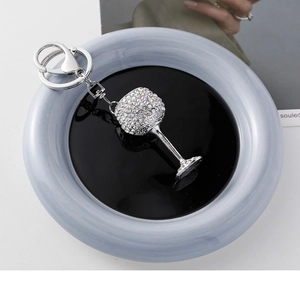 Détail du porte-clés verre à vin serti de strass dégradés sur monture argentée chic