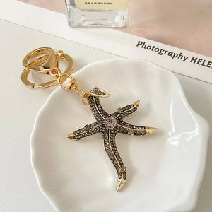Starfish keychain with sparkling rhinestones and golden alloy for bags and car keys