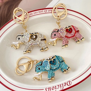 Glitzernde Elefanten Schlüsselanhänger mit Herz-Strasssteinen in Silber, Rosa und Blau