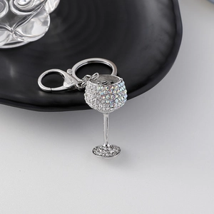 Porte-clés en forme de verre à vin incrusté de diamants avec cristaux et anneau argenté
