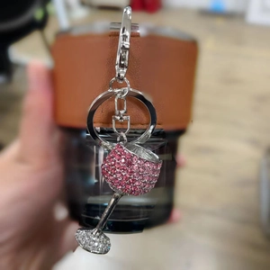 Porte-clés en forme de verre à vin orné de strass roses et fermoir métallique