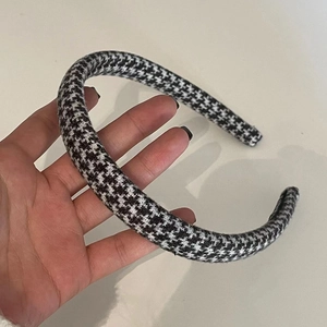 Classic black and white houndstooth padded headband made of woven fabric for women