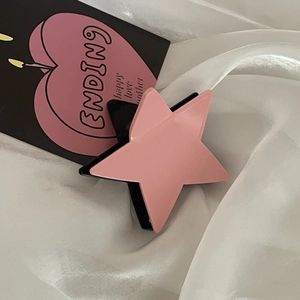 Molla per capelli a stella rosa Y2K con base nera su sfondo di seta bianca