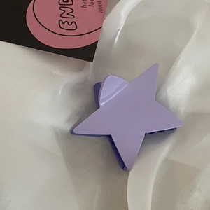 Pinza per capelli Y2K a stella viola opaca in acetato su seta bianca morbida
