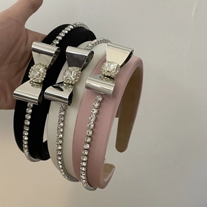 Dreiteiliges Set eleganter Haarbänder mit Metallschleifen und Kristallakzenten in Schwarz, Weiß, Rosa