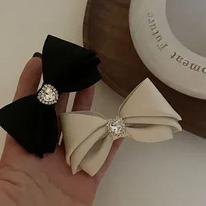 Pince à Cheveux Nœud Papillon en Satin de Luxe pour Femmes Style Français Coeur Strass Pince Bec de Canard Accessoire Élégant