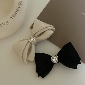 Barrettes à cheveux élégantes avec nœuds en satin noir et blanc et cristal en cœur