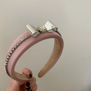 Rosa Leder-Haarreifen mit silberner Metallschleife und funkelnden Strasssteinen