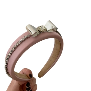 Rosa gepolstertes Haarband mit silberner Metallschleife und quadratischen Strasssteinen