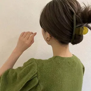 Pince à cheveux shark style coréen vert avocat transparent portée par un modèle