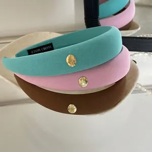 Serre-tête Rembourré en Satin Style Français pour Femmes Élégant Effet Volume Avec Logo en Métal Doré Accessoire Cheveux Fait à la Main