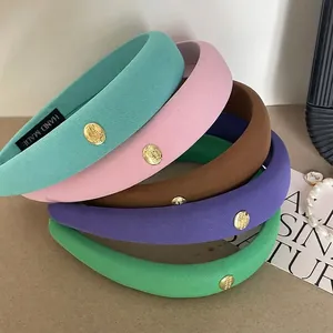 Lot de cinq serre-têtes rembourrés en satin aux tons pastel avec boutons dorés