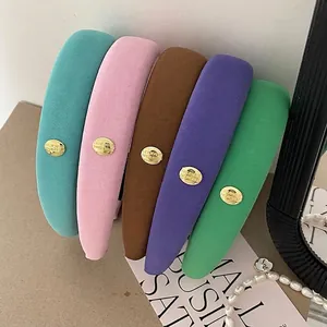 Serre-tête en satin rembourré de style français avec emblème en métal doré coloré