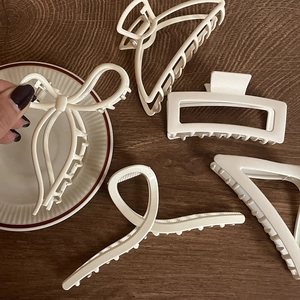 French Style Minimalist Creamy White Alloy Large Shark Clip Hair Claw Elegant Matte Hair Accessories For Women Daily Use