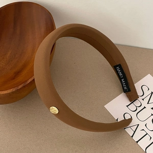Serre-tête en satin marron style français avec bouton doré et étiquette à la main