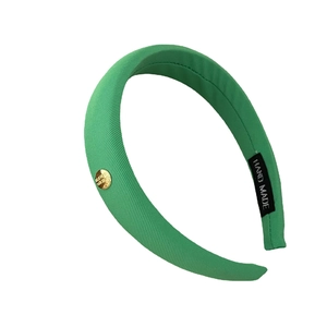 Serre-tête élégant en satin vert avec bouton métallique doré et design large chic