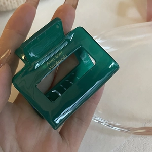 Pince à cheveux carrée en acétate vert foncé avec lettrage doré pour style français