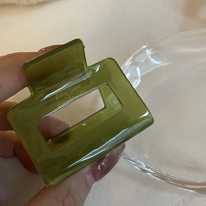 Gros plan sur la pince à cheveux en acétate vert mousse avec texte Amy bear Handmade