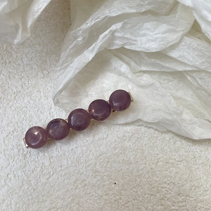 Barrette dorée élégante avec cinq perles marbrées violettes pour un style chic français