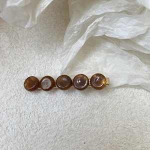 Pince à cheveux minimaliste avec perles ambrées et base en métal doré élégante