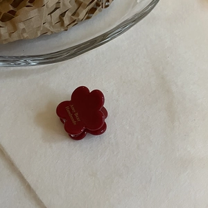 Mini pince à cheveux fleur rouge foncé avec lettrage doré pour coiffure élégante