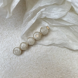 Barrette élégante en acrylique avec perles effet marbre sur base dorée