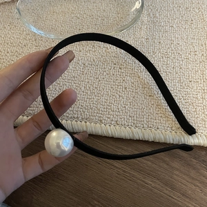 Elegant thin black headband featuring a large white pearl accent for a French vintage style
