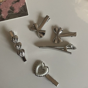 Set de 5 pinzas para el cabello plateadas con corazones y lazos para un look retro chic