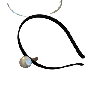 Elegant minimalist headband with large pearl and metallic wire accents on white background