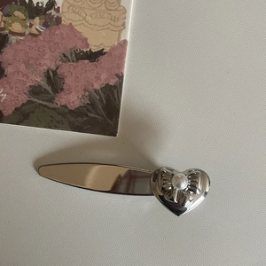 Pinza para el pelo vintage plateada con corazón, perla y grabado de lazo elegante