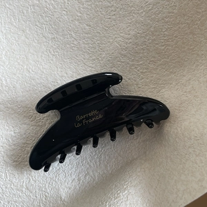 Pinza per capelli in acetato nero lucido con dettaglio dorato Barrette La France in corsivo