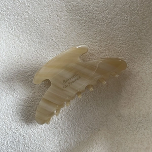 Pinza per capelli francese in acetato con grande motivo marmorizzato e presa salda
