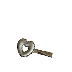 Pinza para el pelo minimalista en forma de corazón plateado y blanco con bordes rizados