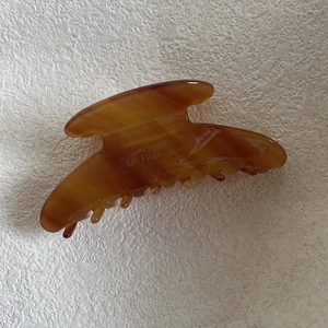 Grande molletta per capelli in acetato ambrato con motivo tartarugato e incisione fine