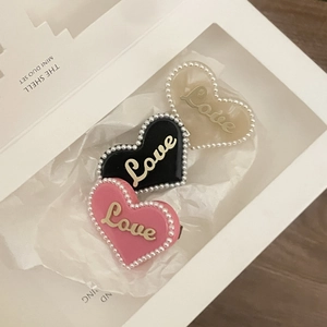 Roze hartvormige haarspeldenset met parels en Love-belettering in een geschenkdoos