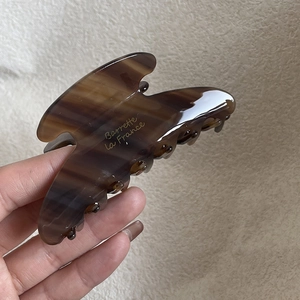 Grande molletta per capelli in acetato tartarugato marrone con elegante scritta dorata