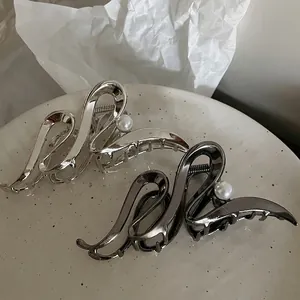 Grande Pince à Cheveux en Acier Titane Vague Avec Fausse Künstliche Perle Pince Araignée Élégante pour Femmes Accessoire Cheveux