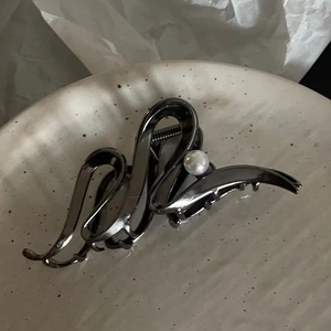 Pince à cheveux élégante en métal gris avec ruban et perle blanche pour femme