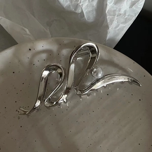 Pince à cheveux élégante en métal argenté avec perle et design ondulé minimaliste