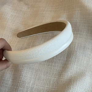 Detail of white padded headband featuring crinkled texture and anti-slip lining