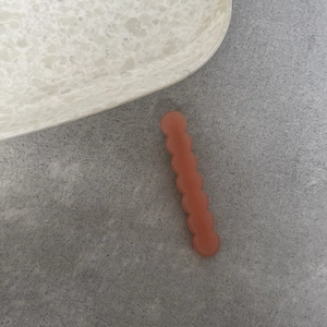 Fermaglio per capelli a bolle opaco terracotta con incisione France su marmo