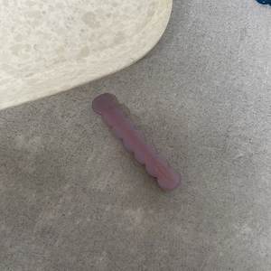 Fermaglio per capelli viola ondulato fatto a mano in acetato con finitura opaca stile francese