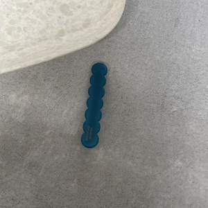 Macro di fermaglio per capelli ondulato blu scuro con scritte dorate France Handmade